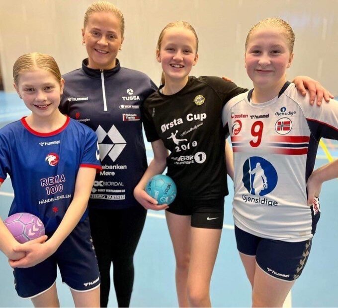 Elitespelar Hanna Ræstad med nokre av dei kjekke deltakarane på handballskulen.