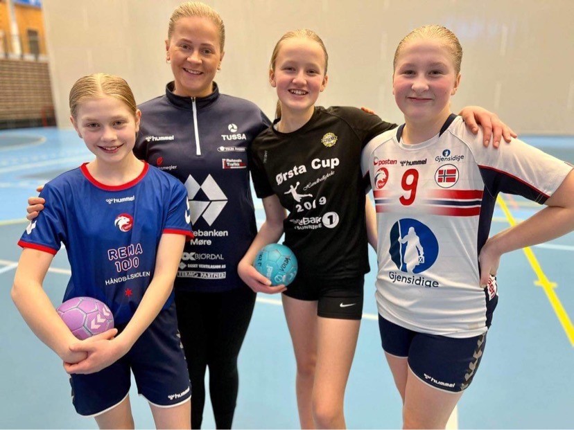 Elitespelar Hanna Ræstad med nokre av dei kjekke deltakarane på handballskulen.